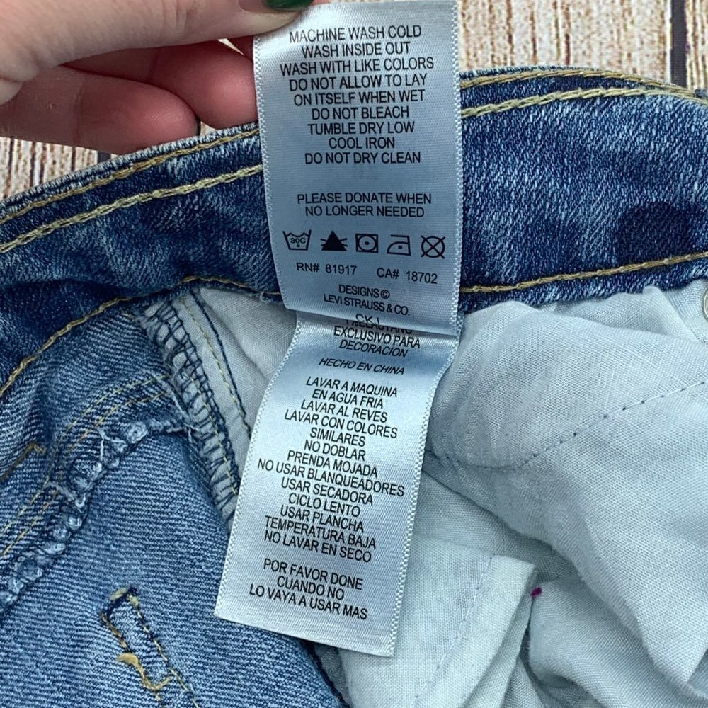 🎉Levi's Light Wash Denim Polkadot Shorty Shorts - Picture 5 of 6